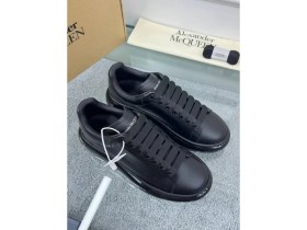 Resim Siyah Deri Sneaker – Alexander McQueen’in İkonik Şıklığıyla Cesur Adımlar 