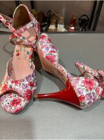 Resim bitangosu “Flor de Pasión” – Kırmızı Çiçek Desenli 8,5 cm 13 Pont Tango Dans ve Salon Ayakkabısı 