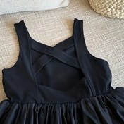 Resim Kızlar için Şık Siyah Kolsuz Sırtı Açık Elbise - Yazlık A Kesim Kabarcıklı Etek ile Çapraz Ön, Yuvarlak Yaka ve Geniş Şemsiye Kenarlı Rahat Geziler İçin 