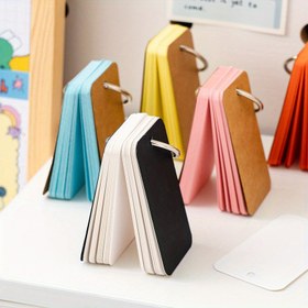 Resim 50 adet renkli boş yaprak kartı, cepli defter ve bağlayıcı halkalarla, kelime hafızası, not alma ve basit ofis notları için ideal. 