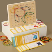Resim 30 çift yüzeyli kart ve 10 büyük, 20 orta ve 20 küçük esnek bant ile şekiller inşa etmek için pegboard ile ahşap geometrik matematik eğitim oyuncağı ve bulmaca, düşünme, uzaysal yönlendirme, yaratıcılık ve hayal gücü geliştirir. 