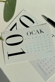 Resim 2026 Tipografik Masa Takvimi Siyah Beyaz Minimal Tasarım Ahşap Standlı Modern Takvim 