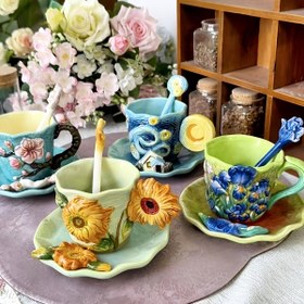 Resim 1 SET El Boyalı Seramik Van Gogh Yağlı Boya Bardak ve Tabak Seti - 3D Güneş Çiçekleri, İrisler ve Yıldızlı Gökyüzü Tasarımı, 1 adet Yuvarlak Tabak ve 1 adet Kaşık İçerir, Zarif Masa Dekoru, Noel, Sevgililer Günü, Anneler Günü Hediyeleri İçin İdeal, 180ml/6oz Kapasite, Seramik, Kaymaz Özellik, Aile Kullanımı İçin Mükemmel, Tatil Masa Düzeni | Yıldızlı Gökyüzü Teması | El Boyalı Sanatı, Kahve Bardağı 