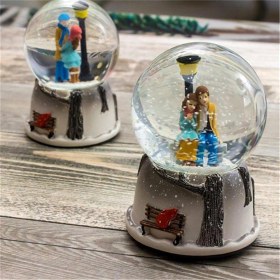 Resim Işıklı Müzikli Sevgi Temalı Çift Orta Boy Kar Küresi 