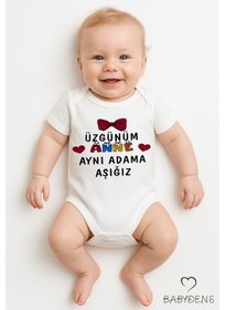 Resim Babyden's Üzgünüm Anne Aynı Adama Aşığız Yazılı Çıtçıtlı Bebek Body Tulum %100 Pamuk Kısa Kollu Zıbın Beyaz 