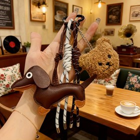 Resim Sevimli Dachshund & Ayı Bebeği Tarzı PU Deri Anahtarlık, Örgü Desenli İp & Siyah/Beyaz Çizgili Tasma - Kahverengi Köpek Figürü, Evcil Hayvan Severler, Çanta & Anahtar Aksesuarları - Dayanıklı PU Deri Yavru Köpek Hediyesi, Köpek Sahipleri İçin 