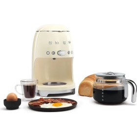 Resim Smeg DCF02 Filtre Kahve Makinesi Cam Karaf Dayanıklı Yapı ile Şık Görünüm Sunar 