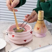 Resim 5 adet Matcha Çırpma Seti, Sevimli Pembe Kalp Seramik Matcha Kasesi ile Çırpma Seti, Japon Çay Seti, Ağızlıklı Matcha Kase, Matcha Çırpıcı Tutucu, Bambu Matcha Çırpıcı, Kaşık, Elek, Çay Severler için Seramik Matcha Kiti içerir, YUMIPLUS 