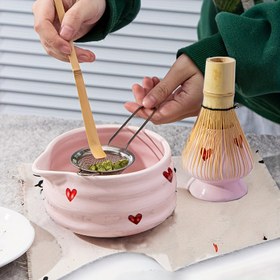 Resim 5 adet Matcha Çırpma Seti, Sevimli Pembe Kalp Seramik Matcha Kasesi ile Çırpma Seti, Japon Çay Seti, Ağızlıklı Matcha Kase, Matcha Çırpıcı Tutucu, Bambu Matcha Çırpıcı, Kaşık, Elek, Çay Severler için Seramik Matcha Kiti içerir, YUMIPLUS 