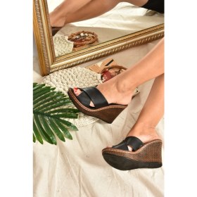 Resim Fox Shoes Siyah Çapraz Bantlı Kadın Terlik K674041009 