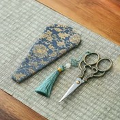 Resim Vintage Çiçek Desenli Paslanmaz Çelik Makaslar Püskül ile - Koyu Mavi ve Altın Tasarım, İplik, Nakış ve Dikiş El Sanatları için Keskin Bıçaklar, Her İki Elle Kullanılabilir Tutuş, Zarif El Sanatları Aksesuarları, İplik Makası | Vintage Tasarımı | Dekoratif Püskül, Dikiş Malzemeleri Aksesuarları 