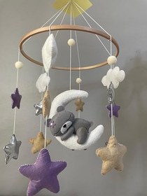 Resim El Yapımı Keçe Bebek Dönencesi, Uyuyan Ayıcık Modelli, Ahşap Halka, Yıldız ve Bulut Süslemeli, Mor Bej Gri Gümüş Renk 