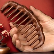 Resim Sandalwood Geniş Dişli Tarak, Ergonomik Ahşap Saplı - Tüm Saç Stilleri İçin İdeal, Güçlü ve Günlük Stil için Kolay Kullanım, Doğal Ahşap Kaplama, Günlük Saç Bakımı|Ergonomik Tarak Tasarımı|Kaliteli Ahşap Sap, Saçlar İçin Taraklar 
