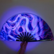 Resim 33.02 cm Karanlıkta Parlayan Dalgalı Katlanır Yelpaze - UV Etkili Işıltılı Soyut Desenli, Konserler, Rave Partileri, Karnaval Geceleri ve Sahne Aksesuarı için Taşınabilir Pil Gerektirmeyen Parti Malzemesi, Cosplay Kıyafeti, Festivallik Atmosfer Artırıcı 