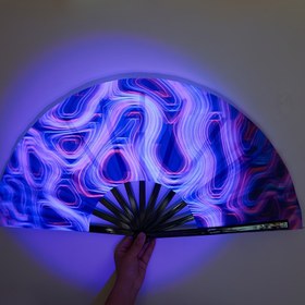 Resim 33.02 cm Karanlıkta Parlayan Dalgalı Katlanır Yelpaze - UV Etkili Işıltılı Soyut Desenli, Konserler, Rave Partileri, Karnaval Geceleri ve Sahne Aksesuarı için Taşınabilir Pil Gerektirmeyen Parti Malzemesi, Cosplay Kıyafeti, Festivallik Atmosfer Artırıcı 