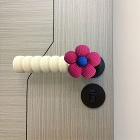 Resim 1/2 adet Hafif Renkli Çiçekli Kapı Kolu Koruyucu - Sessiz Anti-Çarpışma Kapı Durdurucu, Duvar ve Kilit Hasarını Önler, Kapı Altı Montajı, Mat Bitiş, Dayanıklı Plastik ve Metal Tasarım, Kapı Kolu Koruyucuları, Duvar Koruma, Dekoratif Kapı Aksesuarı, Vinil Yapı 