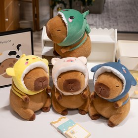 Resim Anime Tarzı Kapibara Peluş Oyuncak - Köpekbalığı, Dinozor ve Civciv Bandanılı - Yumuşak Polyester Dolu Hayvan, Koyu Kahverengi Sevimli Hediye (0+ Yaş) Noel, Doğum Günü, Sevgililer Günü & Anime Tutkunları İçin 