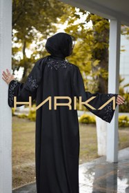 Resim Işıltılı Swarovski kristal gül işlemeleriyle süslenmiş lüks bir abaya - M 