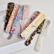 Resim 1 adet Kadınlar için Geniş Dişli Saç Tarakı Uzun Saplı - 18cm Asetik Asit Plastik Dolaşıklık Taraklı Normal Saçlar İçin, Çok Renkli Sim ve Çiçek / Leopar Tasarımları, Günlük Kullanım, Tatil, Hediye için Taşınabilir Seyahat Fırçası 