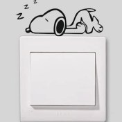 Resim MUG Shop Komütatör Priz Sticker - Uyuyan Snoopy 10 x 6,5 cm. Siyah. 