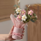 Resim El Yapımı Örgü Buketi Pembe Vazo ile - 5 Örgü Çiçeği, Kumaş, Sarma Kağıdı ve Dekoratif Kurdele içerir - Anneler Günü, Sevgililer Günü, Doğum Günü veya Yıldönümü Hediyeleri için mükemmel - Bahar Ev Dekoru, Örgü Malzemeleri 