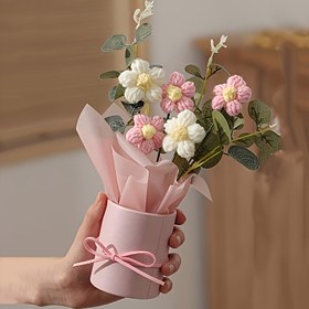 Resim El Yapımı Örgü Buketi Pembe Vazo ile - 5 Örgü Çiçeği, Kumaş, Sarma Kağıdı ve Dekoratif Kurdele içerir - Anneler Günü, Sevgililer Günü, Doğum Günü veya Yıldönümü Hediyeleri için mükemmel - Bahar Ev Dekoru, Örgü Malzemeleri 
