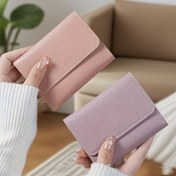 Resim Klasik Üç Katlı Kadın Cüzdanı - Dayanıklı Sentetik Suni Deri, Unisex Cüzdan, Çok Fonksiyonlu Kart Tutucu, Polyester Astar, Toka Kapanışı, Kart Yuvaları ve Ayrılabilir Cep Detayları - 5 Renk Seçeneği: Siyah, Pembe, Açık Mavi, Mor, Kahverengi | Günlük Kullanım İçin Şık Minimalist Tasarım 