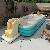 Resim 150 cm uzunluğunda, 105 cm genişliğinde ve 56 cm yüksekliğindeki dayanıklı PVC'den yapılmış üç katmanlı şişme aile havuzu. 3 yaş ve üzeri için uygundur. Bahçe havuzları veya evde sıcaktan kaçış için ideal. Aksesuarlar dahil değildir; ayrıca satın alın 
