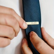 Resim Kişiselleştirilmiş Paslanmaz Çelik Erkek Kravat Klipsi, Özel Kazınmış İsim ve Logo ile - Damat, Damatlıklar, Düğün, Mezuniyet Takıları & Anma Hediyesi için Şık Takım Aksesuarı 