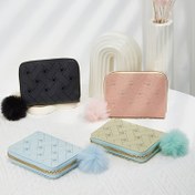 Resim 2024 için Zipper, Pom-Pom, Kısa Mini Tasarım, Düz Renk ve Kalp Nakşı ile Şık Minimalist Çantanın Trendy Yeni Modeli Kadınlar için Kart Tutucu. 