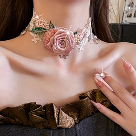 Resim Kadınlar için Şık Fransız Esintili Kumaş Gül Gerdanlık - Yumuşak Pembe & Yeşil Çiçek Desenli Dantel Vurgulu, Günlük Giyim İçin Zarif Zincir Takı, Sevgililer Günü Hediyesi, Yıl Boyu Romantik Aksesuar 