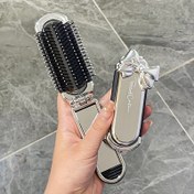 Resim 1 Adet Taşınabilir Katlanabilir Saç Fırçası Dahili Ayna ile – Kompakt Seyahat Masaj Tarak, Şekillendirme & Dolaşık Çözme için, Naylon Kıllar, ABS Plastik Sap, Spor Salonu, Çanta, Yüzme & Yolda Kullanım için Mükemmel, Seyahat Saç Fırçası | Fonksiyonel Saç Bakımı | Entegre Ayna Özelliği, Dolaşık Çözme Saç Fırçası 