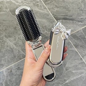 Resim 1 Adet Taşınabilir Katlanabilir Saç Fırçası Dahili Ayna ile – Kompakt Seyahat Masaj Tarak, Şekillendirme & Dolaşık Çözme için, Naylon Kıllar, ABS Plastik Sap, Spor Salonu, Çanta, Yüzme & Yolda Kullanım için Mükemmel, Seyahat Saç Fırçası | Fonksiyonel Saç Bakımı | Entegre Ayna Özelliği, Dolaşık Çözme Saç Fırçası 
