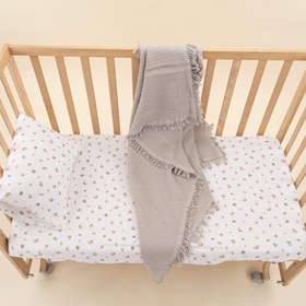 Resim Bebek Nevresim Seti (Dört Katlı Muslin Battaniye , Yastık Kılıfı , Lastikli Çarşaf) - Gri Dört Kat Muslin Battaniye - Çiçekler 