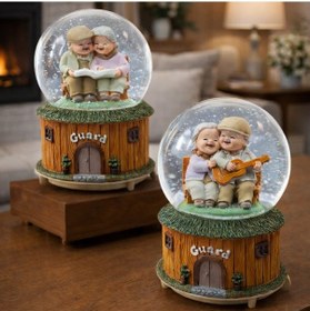 Resim Mutlu Yaşlı Çiftler Tasarımlı Büyük Boy Püskürtmeli Kar Küresi 