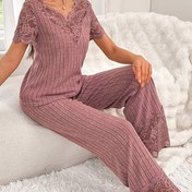 Resim Dantel patchwork detaylı, düz renk kısa kollu üst ve uyumlu uzun pantolon içeren iki parçalı takım. 