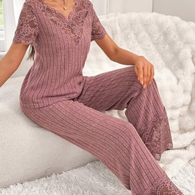 Resim Dantel patchwork detaylı, düz renk kısa kollu üst ve uyumlu uzun pantolon içeren iki parçalı takım. 