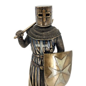 Resim Balta ve Kalkanı ile Zırhlı Orta Çağ Tapınak Şövalyesi Biblo 