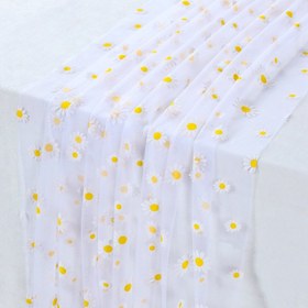 Resim 1 adet Beyaz Papatya Dantel File Masa Koşucusu - Sarı Papatyalarla Polyester Tül Kumaş, 179.83cm x 74.93cm Şık Çiçekli Masa Örtüsü Düğünler, Doğum Günleri, Paskalya, Bahar, Anneler Günü & Mezuniyet Partisi Dekoru için, Düğün Masası Aksesuarı, Dekoratif Masa Örtüsü, Makine Yapımı Kalite 