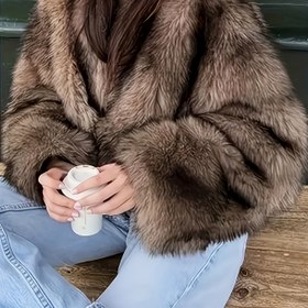 Resim Kadınlar için Şık Yapay Kürk Mont - Sonbahardan/kadın kışlığa sıcak bir açık renkte mont, peluş astarlı, şekilli yaka ve beyaz tüy detay, ön düzeltmeye uygundur. Dokunulabilen üst giysi. Gündelikten resmi etkinliklerle ilgili (esnemez maddeden oluşmuyor) tek renginde lüşsiz sahte deri, örtülmüş örgü, ılave butonlar ya da fermuarsız. Çekici günlük çalışmalara hatta özel toplantılaraya ideal kolsuz ısıyla koruyucu ortamda rahatça temas edebilir, çekicidır 