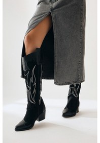 Resim Bahar Siyah Süet Nakışlı Deri Detaylı Topuklu Western Çizme 001 