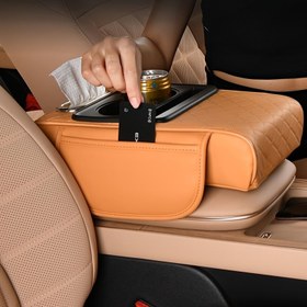 Resim Arabalar için çok fonksiyonlu koltuk askısı depolama çantası, bardak tutuculu, telefon bölmesi ve merkezi koltuk askısı yastığı ile. Kolay bakım için bambu desenli PVC deriden yapılmıştır, elastik yapışkanlı tasarım ile kolayca kurulabilir. Uzun mesafe sürüşleri ve dış mekan seyahatleri için temel bir alettir. 
