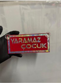 Resim Kırmızı Renk Üzeri Hologram Renk Yaramaz Çocuk Yazılı Vantuzlu Cam Süsü 