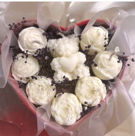 Resim Kalp Kutu İçinde Kadınlar Günü Çiçek Buketi/demeti 