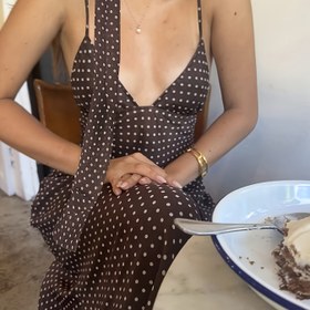 Resim Kadınlar için Yaz Modası Halter Boyunlu Volan Kollu Derin V Polka Dot Baskılı Maxi Elbise - Tatil ve Günlük Kıyafet için Seksi Sırtı Açık Bağcıklı Sundress, Polyester, Hafif ve Nefes Alabilen, Tatil Kıyafeti | Polka Dot Tasarımı | Kadınca Zarafet 