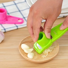 Resim 1 adet Mini Sarımsak Öğütücü Yaratıcı Sarımsak Sıkacağı Mutfak Sarımsak Ezici Manuel Sarımsak Ezme Yeşil Mutfak Aletleri Açık hava pikniği ve barbekü araçları 