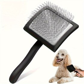 Resim Rahat tutma sapı tasarımına sahip siyah kavisli paslanmaz çelik köpek tüy fırçası, ölü tüy ve düğümleri çıkarmak için ideal. Çobanları, Labradorlar ve orta ile büyük ırklar için mükemmel. Köpek bakım aleti 