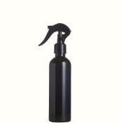 Resim HDPE malzemeyle üretilmiş, aşınmaya, basınca ve güçlü asit ve alkaliye dayanıklı, çeşitli sıvılar ve kimyasal çözücülerle doldurulabilen, ev temizliği, bitki bakımı ve kimyasal deneyler için uygun, siyah ışığı engelleme özelliğine sahip bir sprey şişesi. 