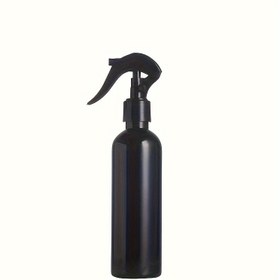 Resim HDPE malzemeyle üretilmiş, aşınmaya, basınca ve güçlü asit ve alkaliye dayanıklı, çeşitli sıvılar ve kimyasal çözücülerle doldurulabilen, ev temizliği, bitki bakımı ve kimyasal deneyler için uygun, siyah ışığı engelleme özelliğine sahip bir sprey şişesi. 