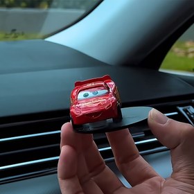Resim 1 adet Lightning McQueen Araba Süsü - Şık Kırmızı Taban ve Mavi Gözler, Araç Merkezi Konsolu için Serin İç Dekorasyon, Gerçek Lisanslı Ürün, Araba İç Aksesuarı 